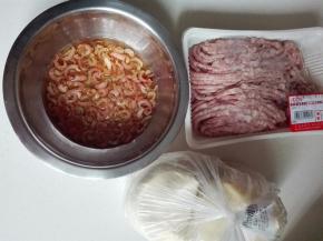 海米淘洗浮灰，用清水浸泡一会