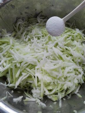 瓠瓜丝里放适量的盐，抓匀后静置杀水分