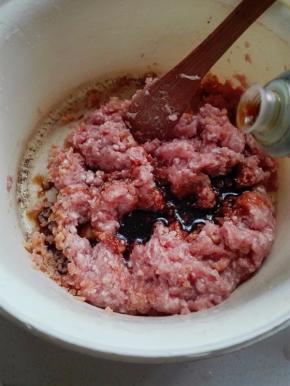 猪肉馅里放姜粉、花雕酒、泡海米的水，搅至顺滑，海米切碎放肉馅里，放酱油、鸡精搅拌均匀