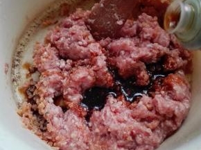 猪肉馅里放姜粉、花雕酒、泡海米的水，搅至顺滑，海米切碎放肉馅里，放酱油、鸡精搅拌均匀