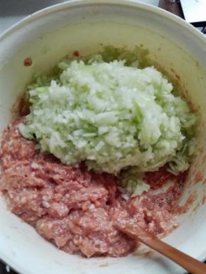杀出水分的瓠瓜，攥掉水分，切碎，与肉馅收在盆里；菜、肉先不要搅匀，包之前再搅匀