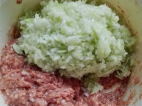 杀出水分的瓠瓜，攥掉水分，切碎，与肉馅收在盆里；菜、肉先不要搅匀，包之前再搅匀