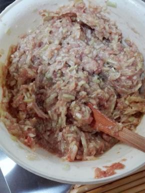 放适量植物油，把菜肉搅匀成饺子馅