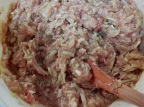 放适量植物油，把菜肉搅匀成饺子馅