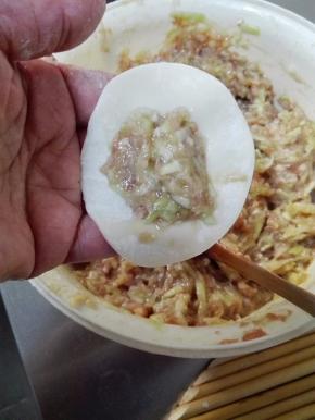 取适量的馅包成饺子