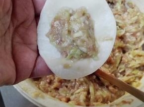 取适量的馅包成饺子