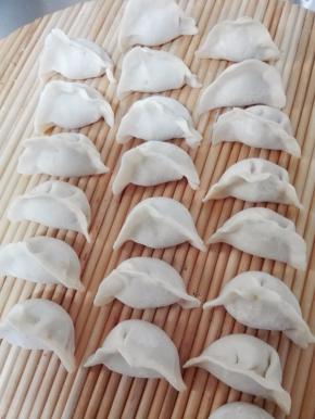 包好的饺子放盖垫上；用自己喜欢的手法包就可以，什么形状都行