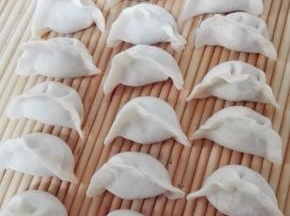 包好的饺子放盖垫上；用自己喜欢的手法包就可以，什么形状都行