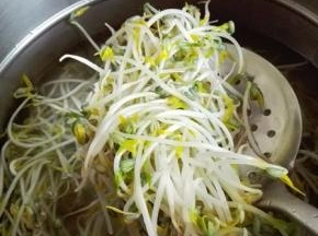 入沸水锅中焯水，至断生捞出