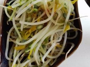 控掉水分后装入盘中，倒入生抽