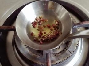 饭勺中放适量的植物油，放入花椒炸出香味