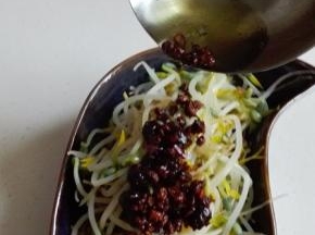 趁热将油倒在豆豉上，吃时拌匀即可