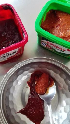 一大勺韩式辣椒酱，一大勺韩式的蒜蓉辣椒酱，一起放到调料碗里