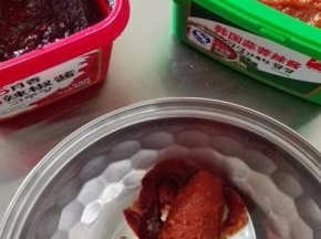 一大勺韩式辣椒酱，一大勺韩式的蒜蓉辣椒酱，一起放到调料碗里