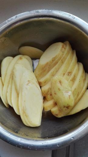 2个土豆去皮洗净，切稍厚一点的片