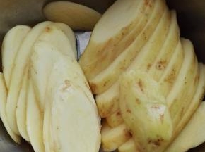 2个土豆去皮洗净，切稍厚一点的片