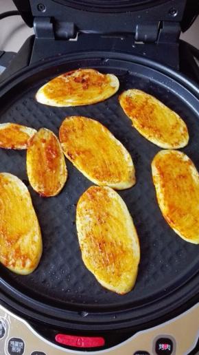 提示音响起，开盖，土豆片翻面，刷上调匀的辣椒酱