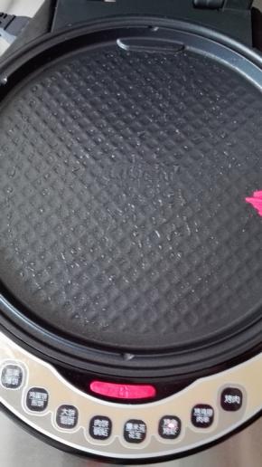 电饼铛预热，刷少许的油