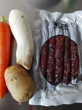 准备材料：土豆、杏鲍菇、胡萝卜、腊肠