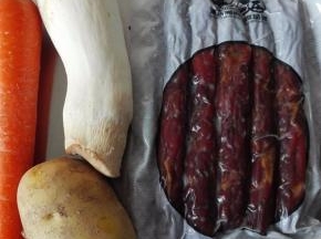 准备材料：土豆、杏鲍菇、胡萝卜、腊肠