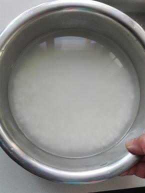 大米淘洗干净，用清水浸泡30分钟以上