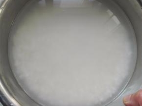 大米淘洗干净，用清水浸泡30分钟以上