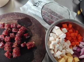 蔬菜清洗干净切小丁，腊肠切小段