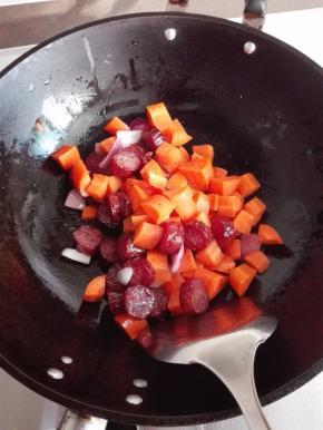 放入胡萝卜煸炒，至锅中的油带少许的红色为止；目的是让胡罗素溶于油脂中