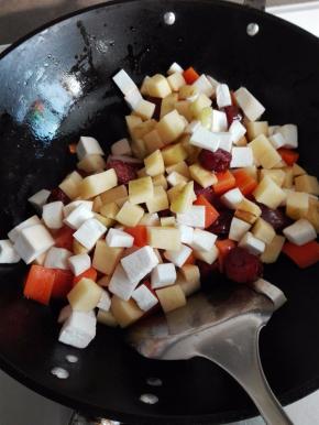 放入土豆、杏鲍菇翻炒