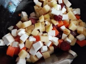 放入土豆、杏鲍菇翻炒