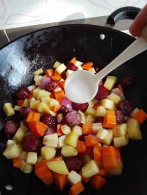 炒制杏鲍菇有点软榻时，放适量的盐调味