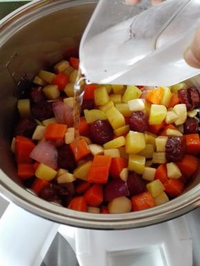 倒入适量的水，盖好盖子，用米饭按键，剩下就是等着吃喽