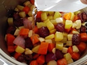 倒入适量的水，盖好盖子，用米饭按键，剩下就是等着吃喽