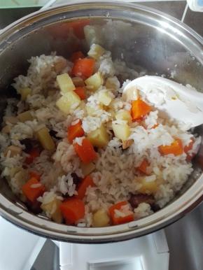 用饭铲兜底搅拌几下，盖回锅盖再闷几分钟，即可盛出开吃