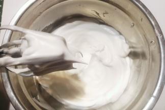 蛋清分次加入剩下的白糖，打发至接近干性发泡状态；