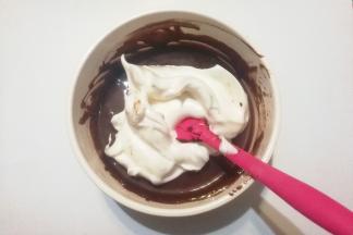 然后先取三分之一的蛋白霜放入可可蛋糊中翻拌均匀；