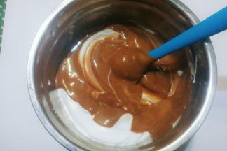 再把拌好的可可蛋糊全部倒入剩下的蛋白霜中再次翻拌均勺；（手法翻拌，切拌，不能画圈搅拌哦）