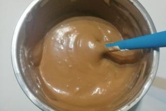 翻拌至均匀后的可可蛋糕糊光滑细腻；