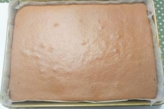 烤好的蛋糕取出晾凉；