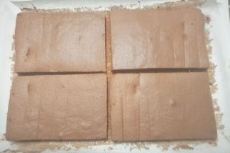 然后把晾凉的蛋糕，按你所用盒子的尺寸切成合适的大小备用；