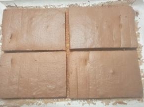 然后把晾凉的蛋糕，按你所用盒子的尺寸切成合适的大小备用；