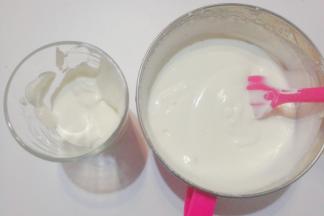 淡奶油250克加入1.5克食用盐，先打发至出现纹路状，然后分出少许放入玻璃杯中；