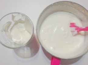 淡奶油250克加入1.5克食用盐，先打发至出现纹路状，然后分出少许放入玻璃杯中；