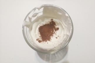 取少许可可粉加入小份奶油中，继续打发至硬性状态；