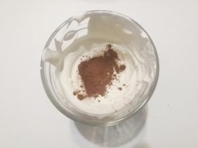 取少许可可粉加入小份奶油中，继续打发至硬性状态；