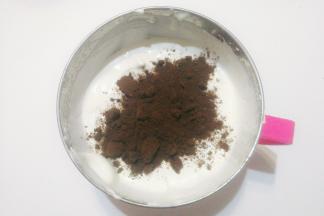 然后再将适量奥利奥饼干粉加入大份奶油中，继续打发至硬性状态；