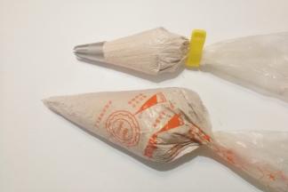 把两份打发的的奶油分别装入裱花袋，小份的先装上一个裱花嘴；