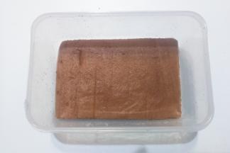 接着取一片蛋糕放入盒子中，刷上一层糖酒液；（可以不刷，这是个人喜好）