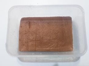 接着取一片蛋糕放入盒子中，刷上一层糖酒液；（可以不刷，这是个人喜好）