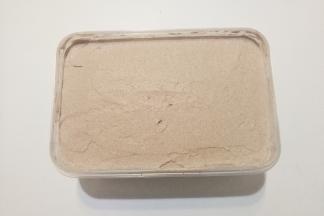 最上面一层奶油挤好后用抹刀抹平；